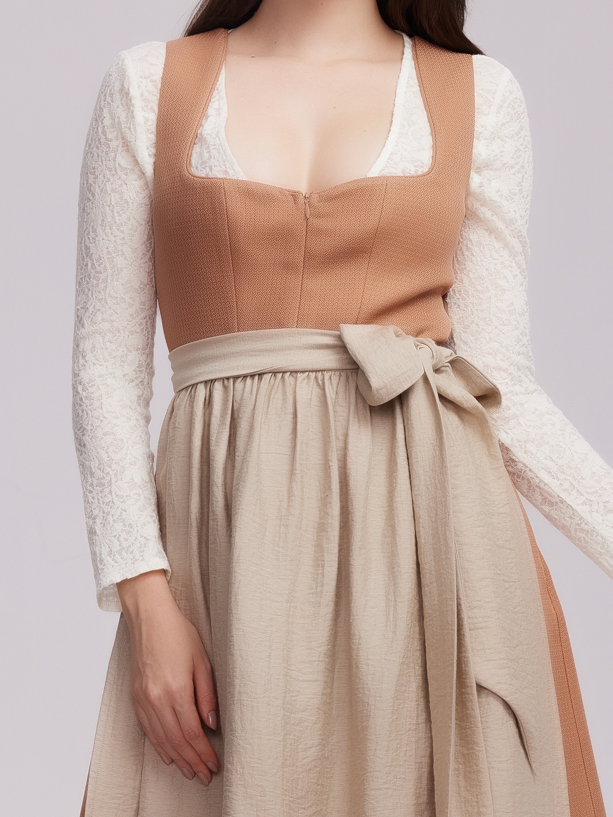 Elegantes graues Samt-Dirndl mit floralen Details