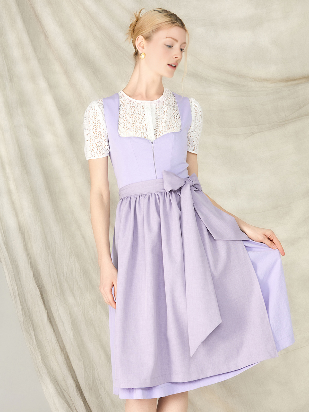 Modernes lila Dirndl mit figurbetonter Silhouette