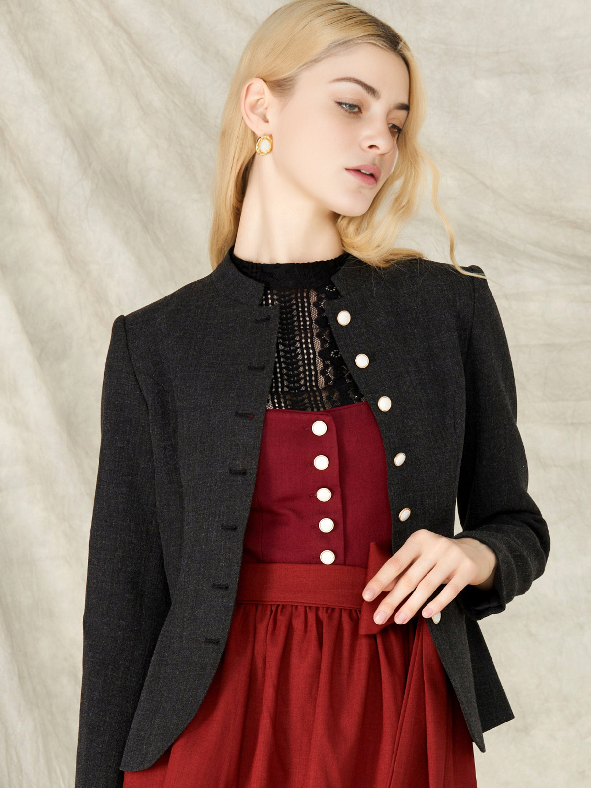 Schwarzes Samt-Dirndl mit Lederjacke