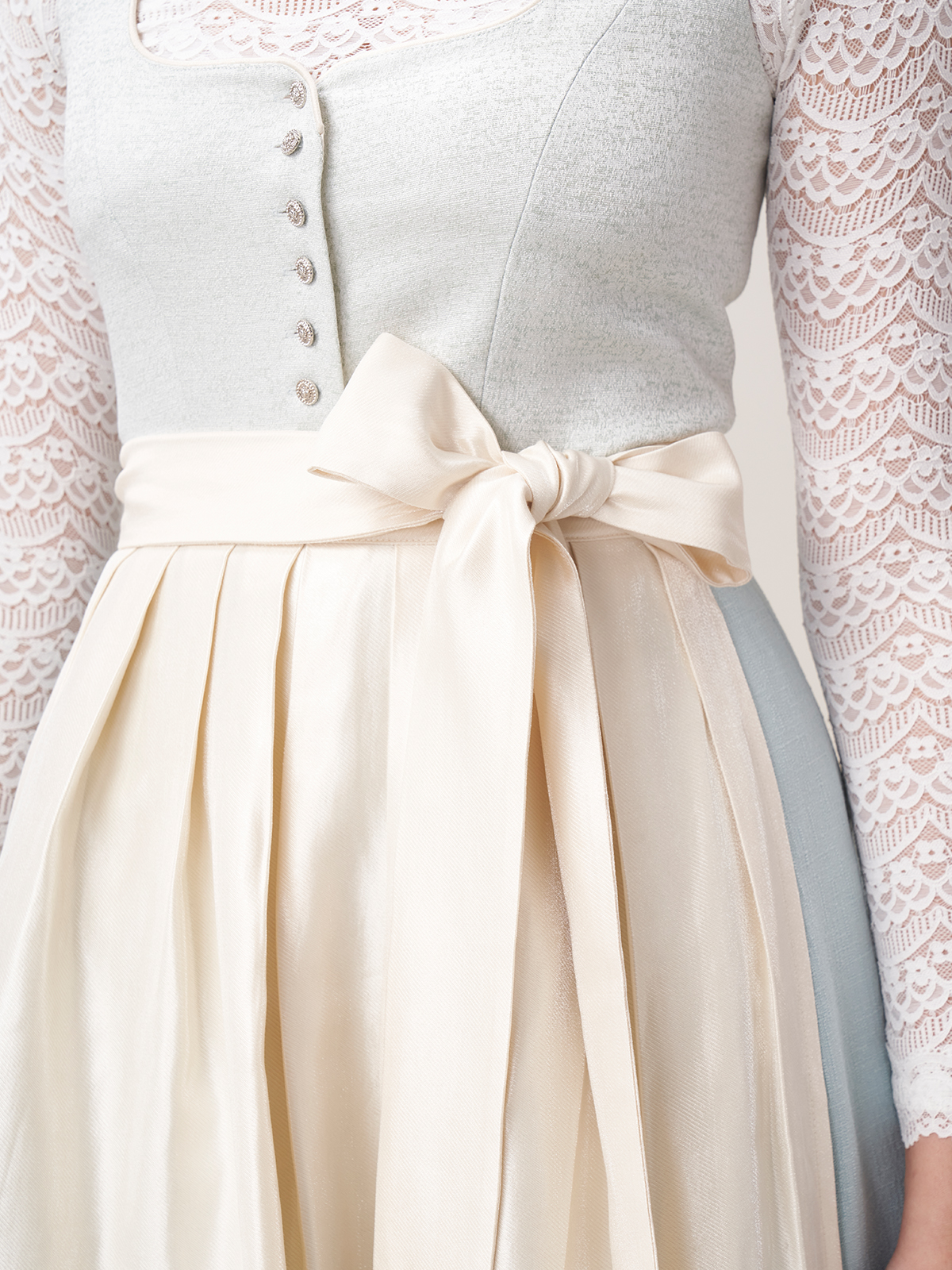 Dirndl in Lindgrün und Blau