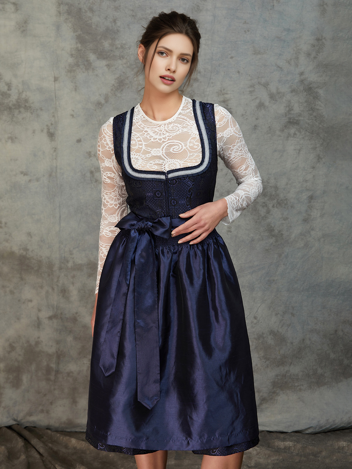 Elegantes Dirndl in Blau
