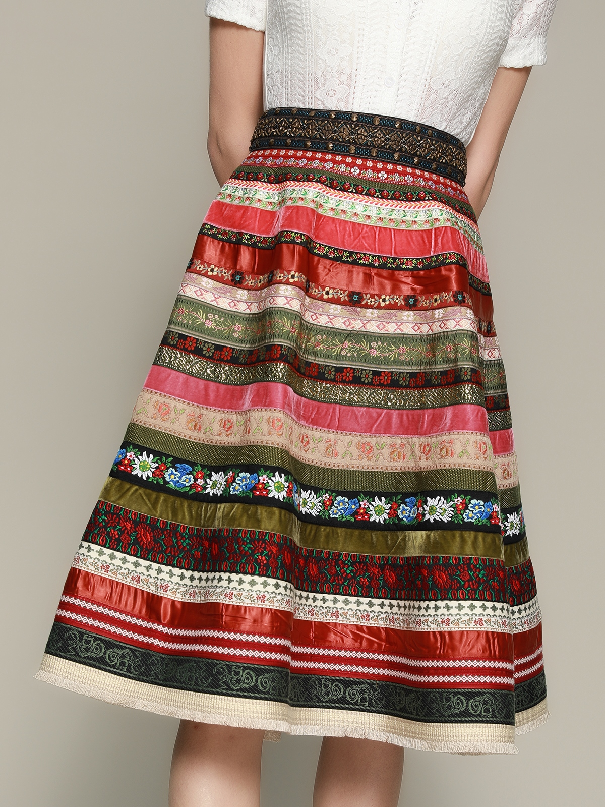 Modernes Dirndl in Rot – perfekt für den Stadtlook