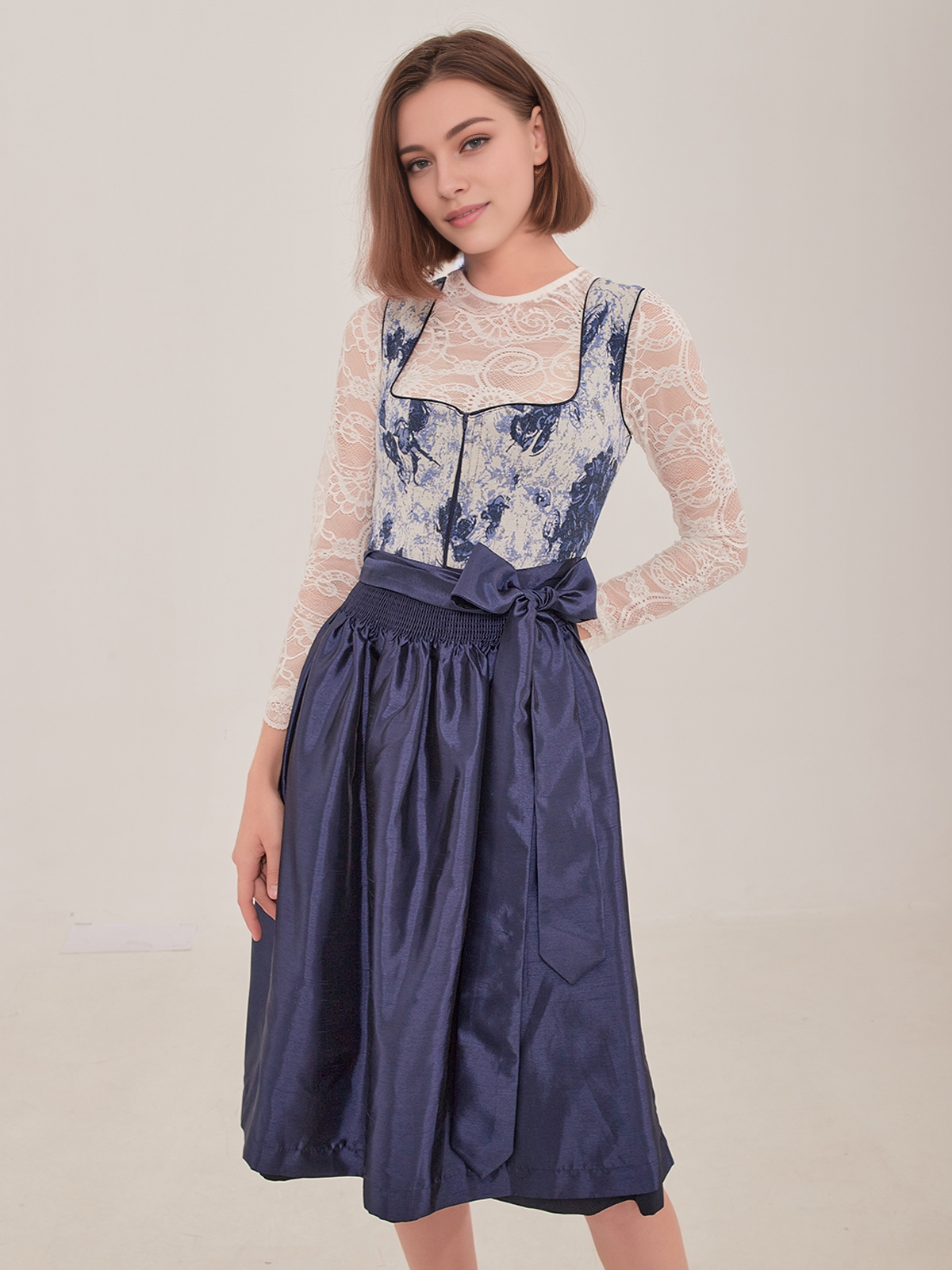 Modernes Dirndl mit Ärmel in Blau
