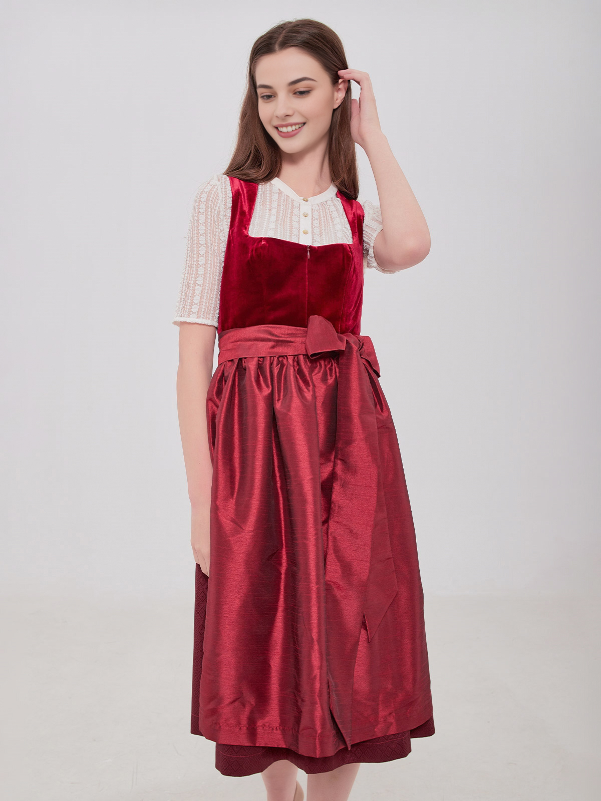 Modernes Dirndl in Rot – feminin und stilvoll