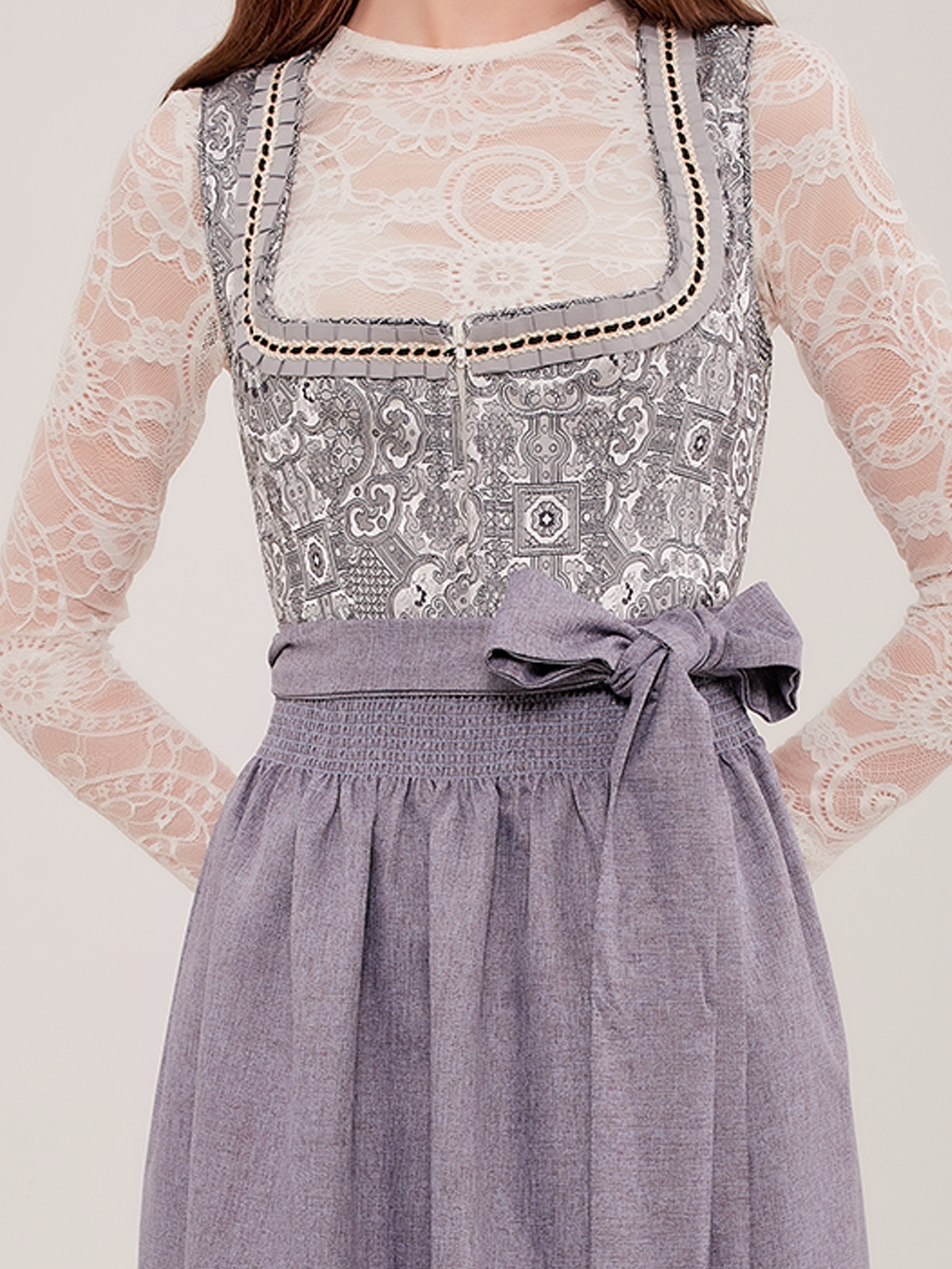 Modernes Dirndl Langarm in Grau mit femininem Schnitt