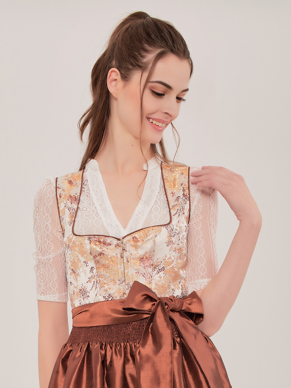 Modernes Dirndl in Gelb