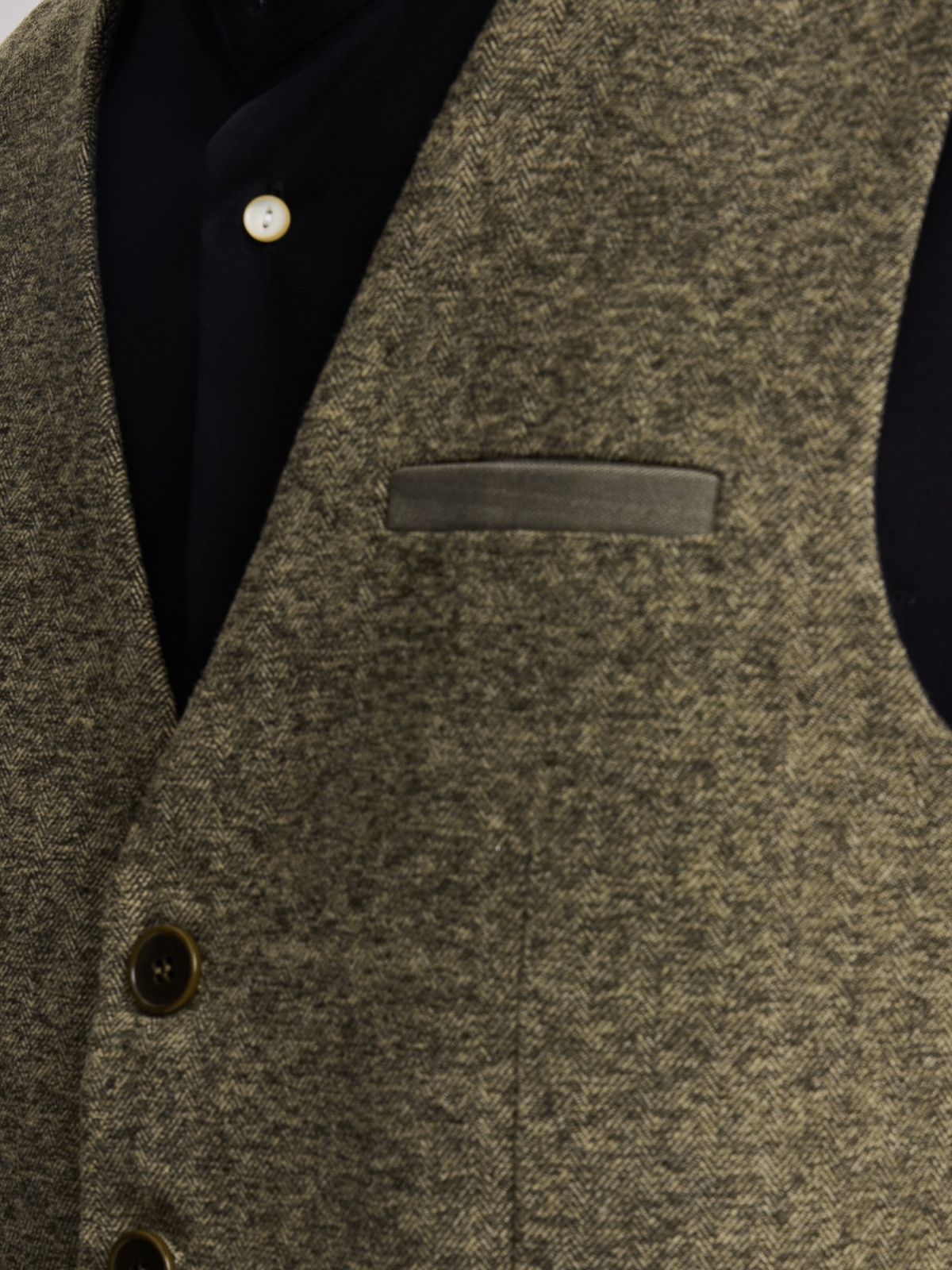 Dirndlbluse weiß langarm in einem stilvollen Outfit
