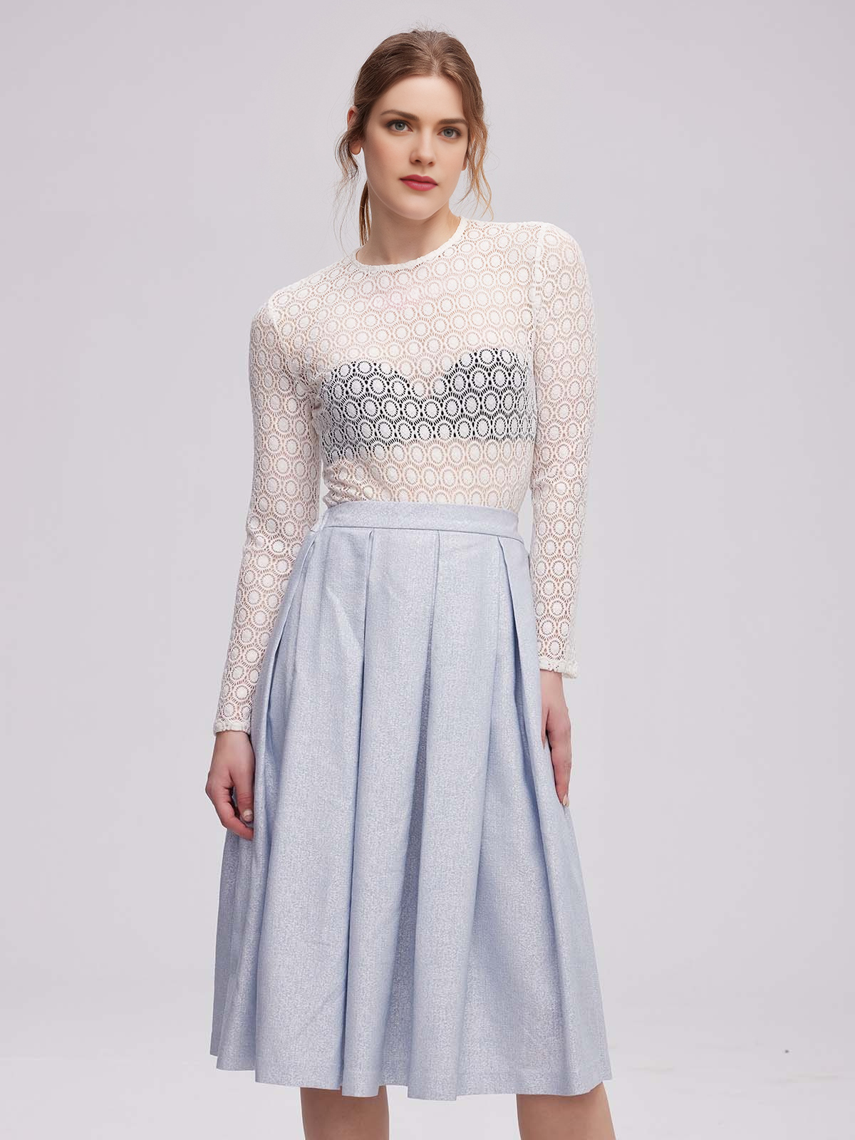 Modernes Dirndl in urbanem Stil