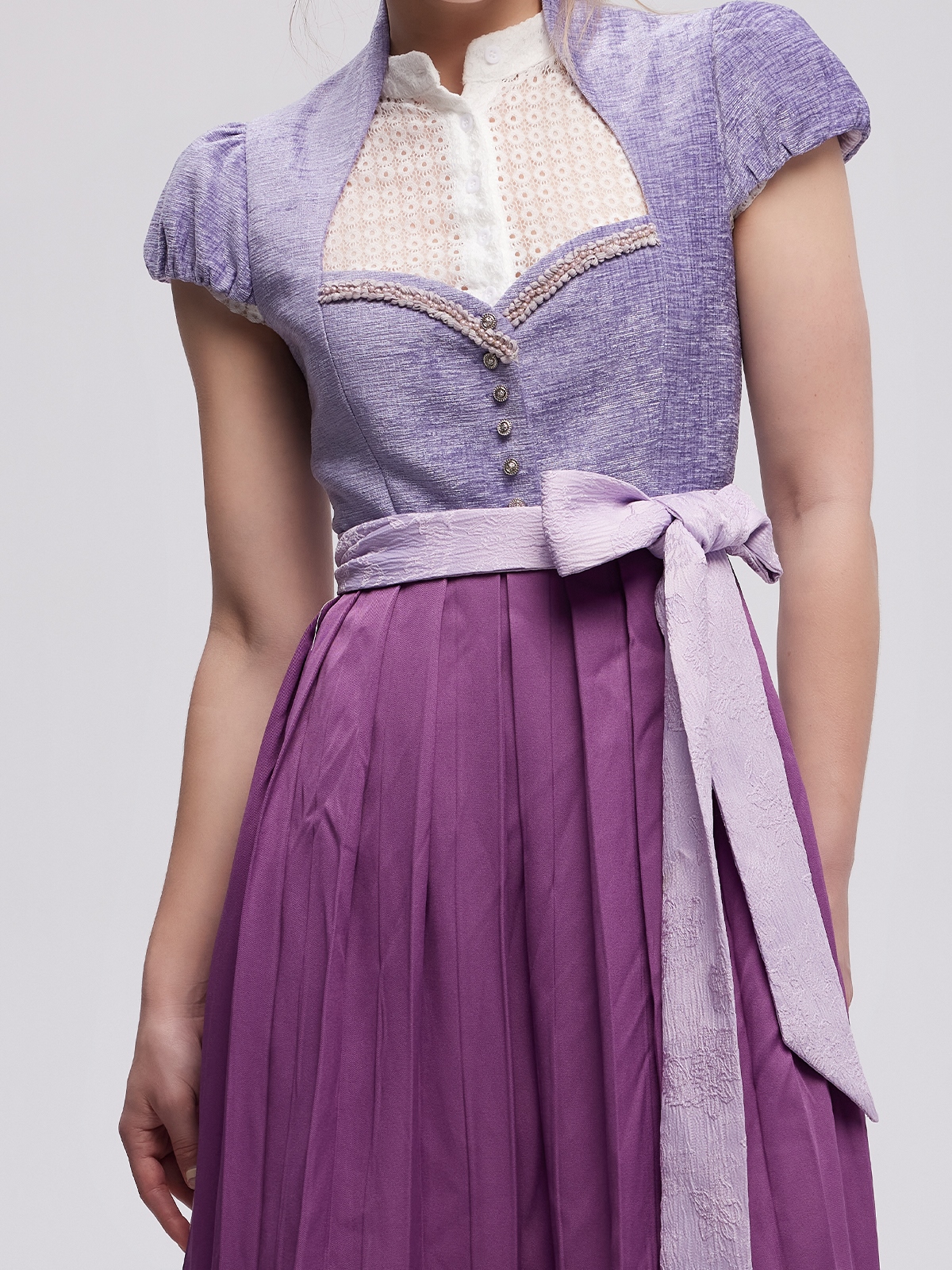Dirndl mit geradem Ausschnitt in Lila