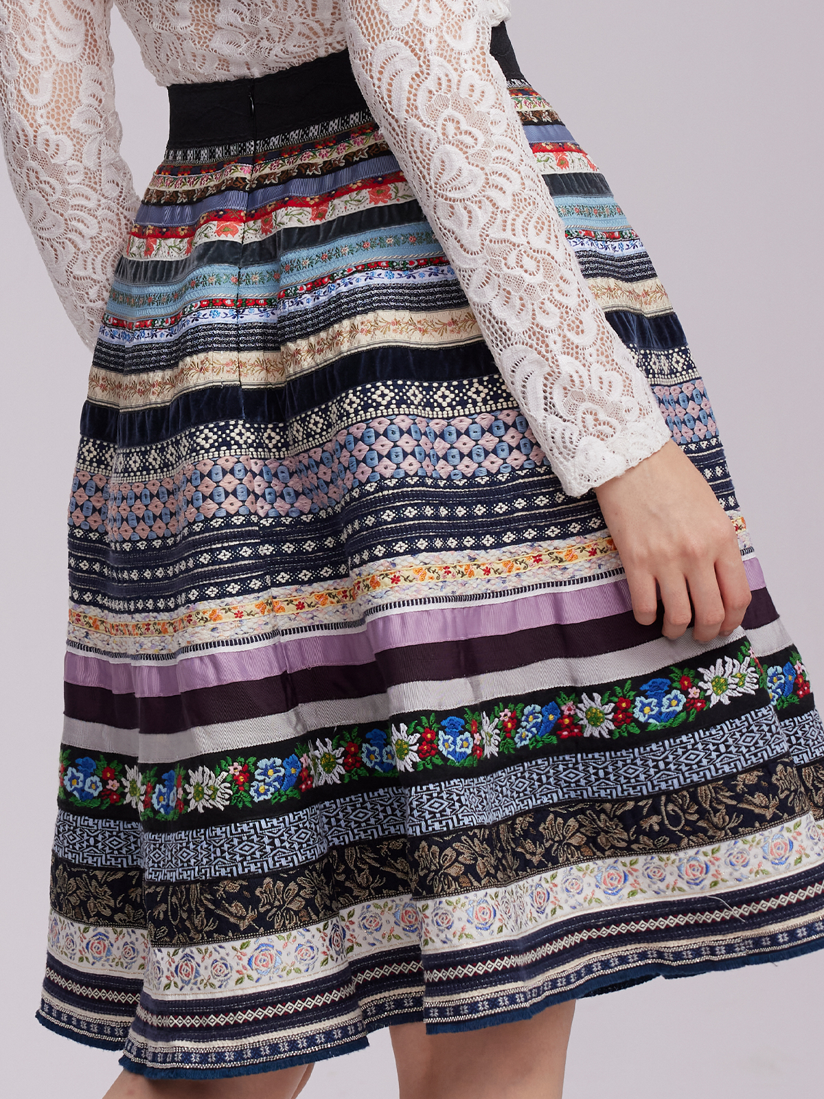 Modernes gelb Dirndl mit blauen Akzenten