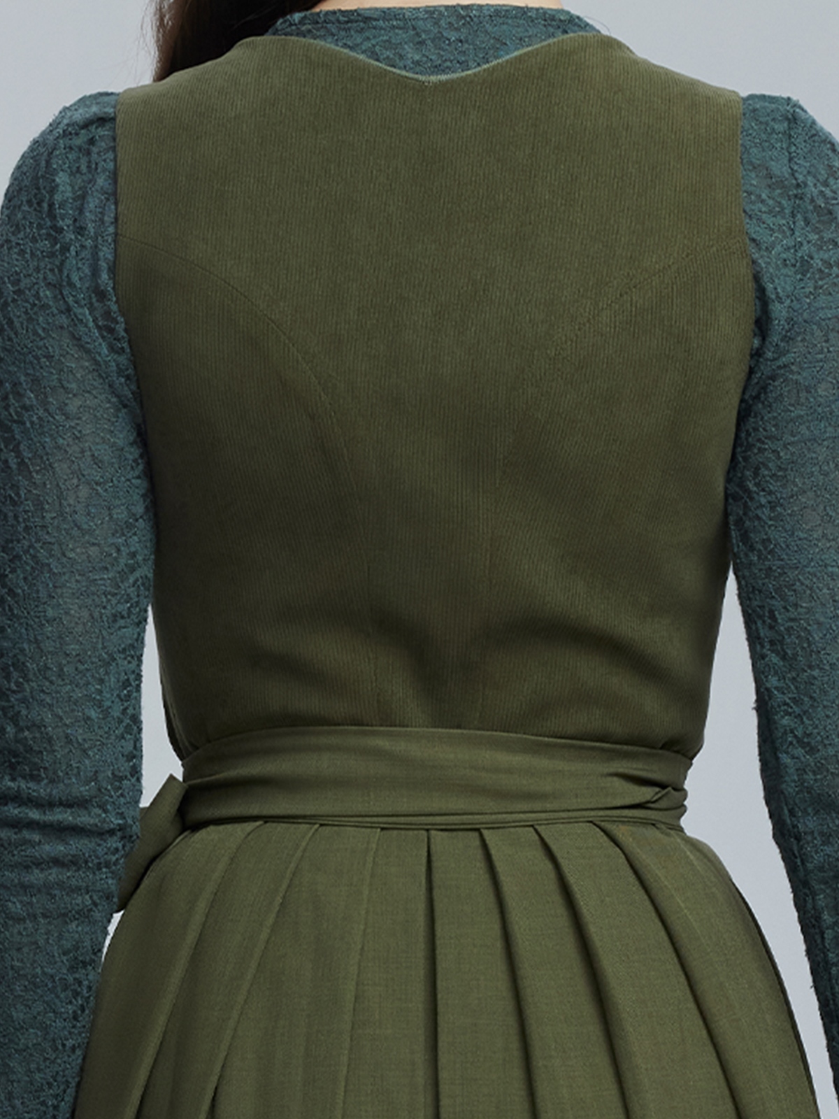 Modernes Dirndl Grün in urbanem Setting