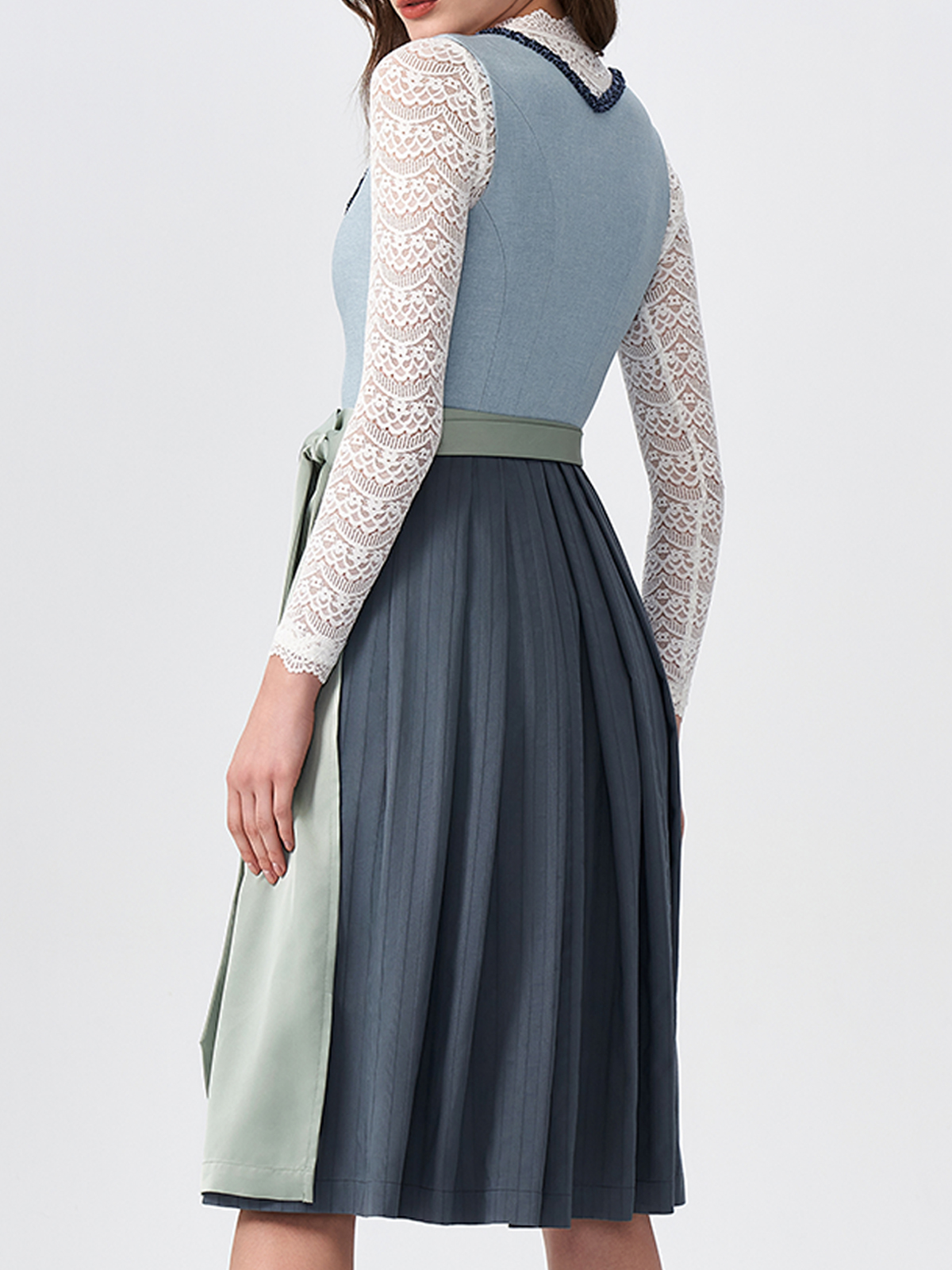 Dirndl in Khaki – stilvoll und vielseitig