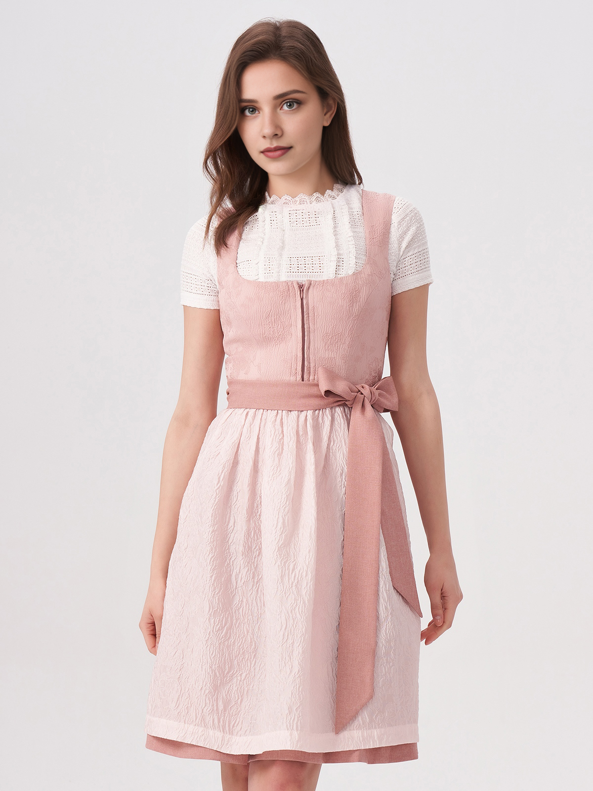 Lila Dirndl mit rosa Bluse