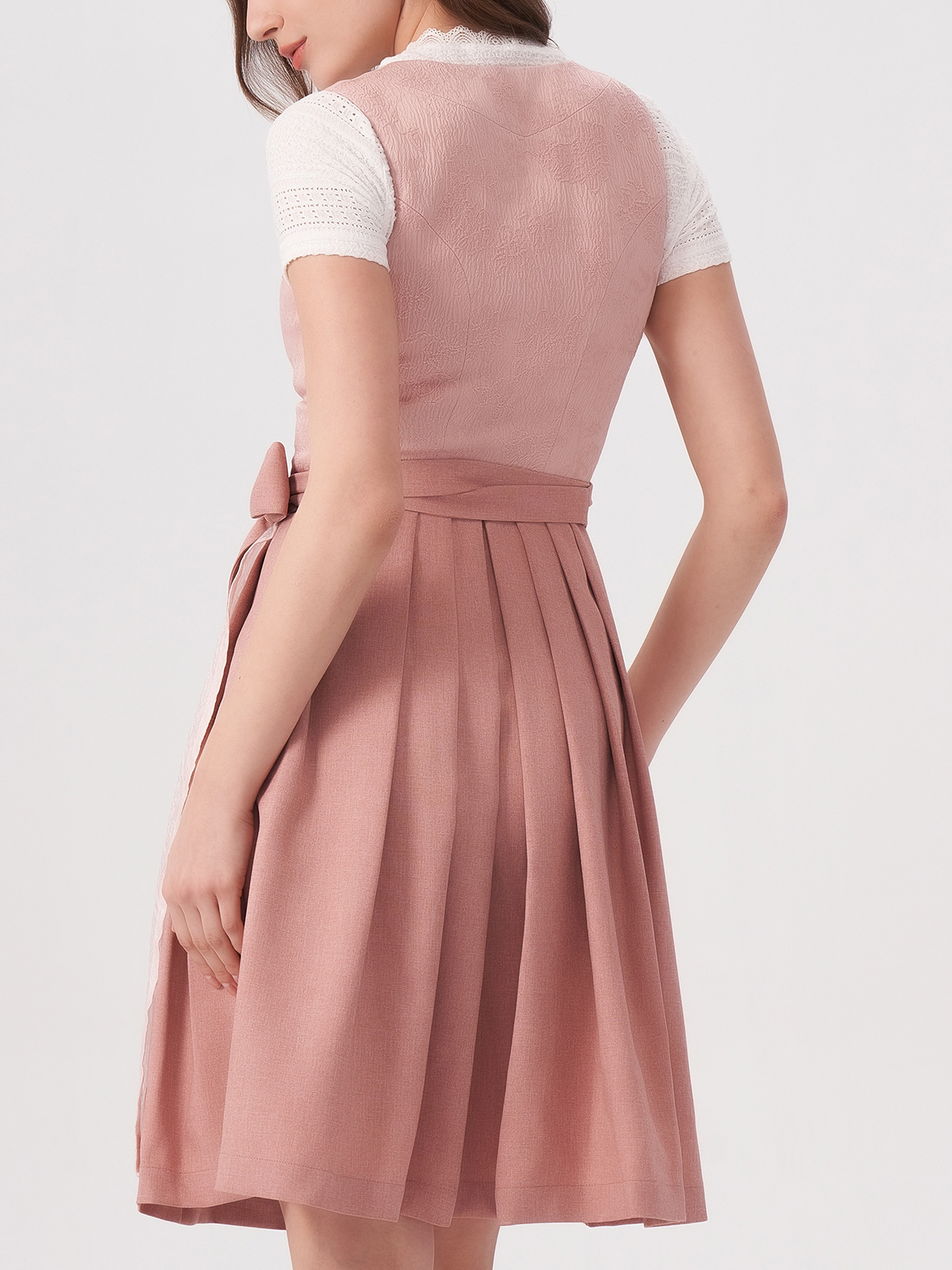 Ein rosa Dirndl mit floralen Details – perfekt für romantische Anlässe.