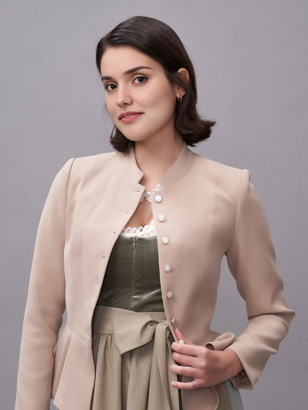 Dirndl mit brauner Jacke – perfekt für kühlere Tage