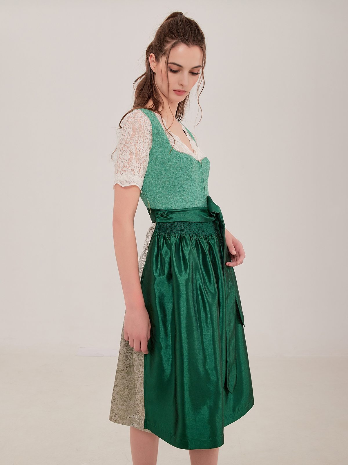 Dirndl Bluse hochgeschlossen in Blau