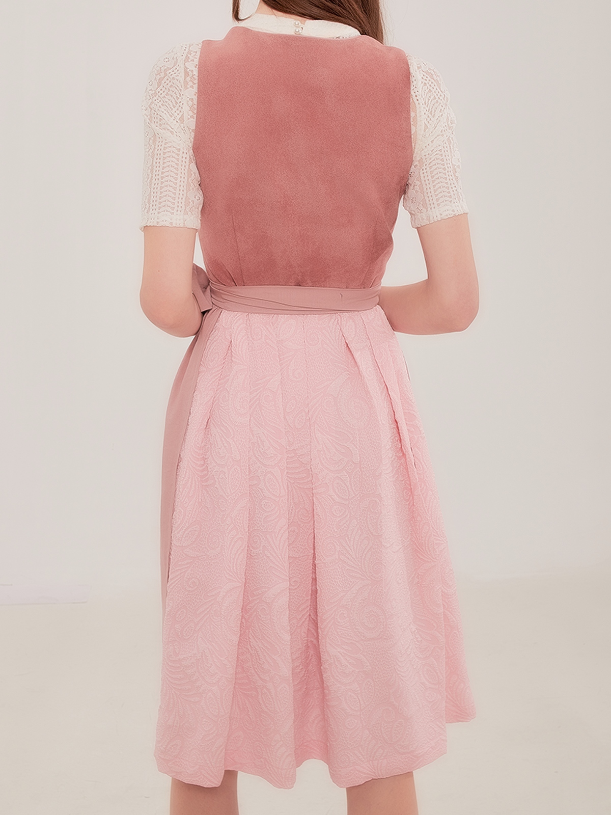 Dirndl in Rosa mit Herzausschnitt-Bluse