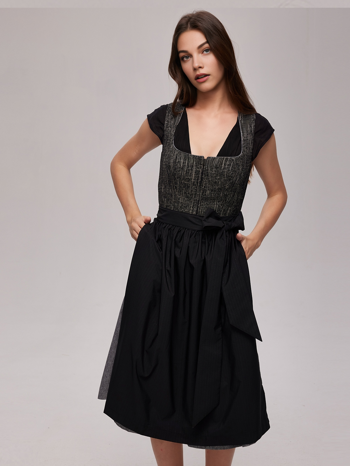 Dirndl mit Samt Oberteil in Schwarz